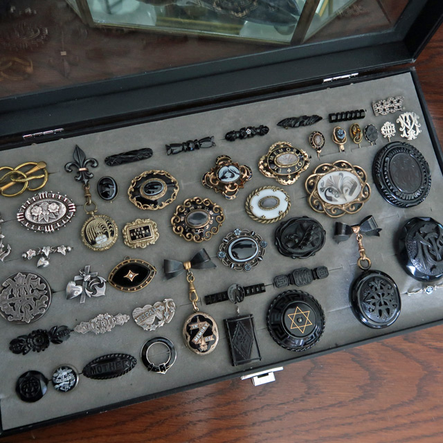 A collection of sentimental and mourning jewellery in a tray