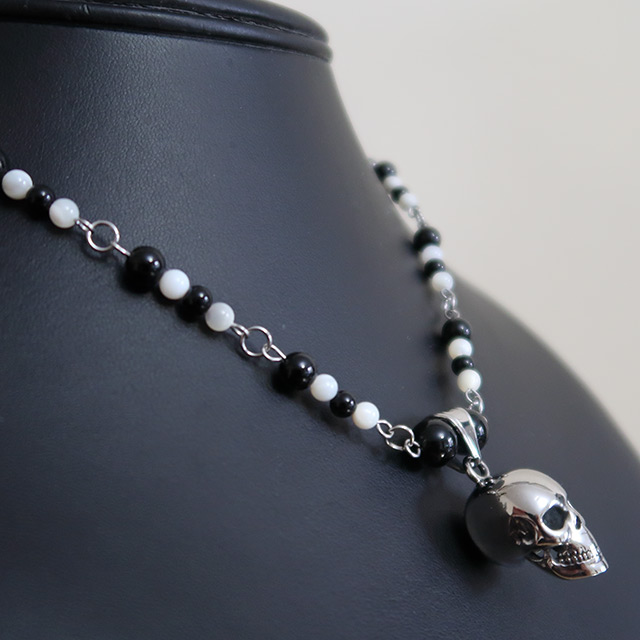 Skull necklace (side view)