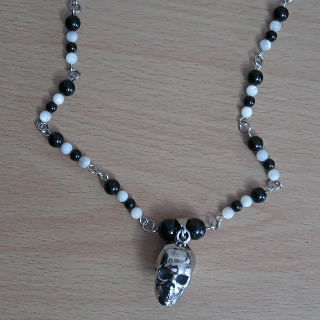 Skull necklace (detailed view)